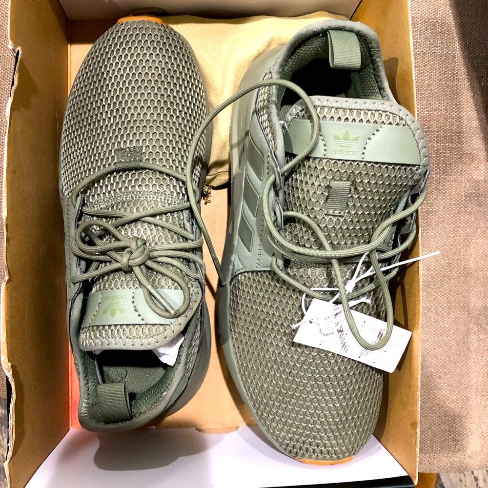 Adidas shoe green color. SZ 5. See Picture pleaseee!